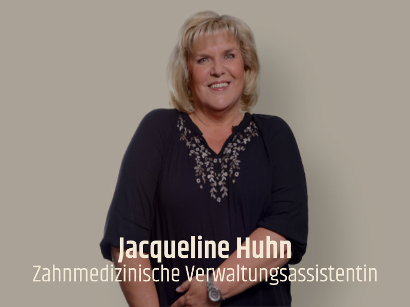 Portrait von zahnmedizinischer Verwaltungsassistentin Jacqueline Huhn in Steglitz