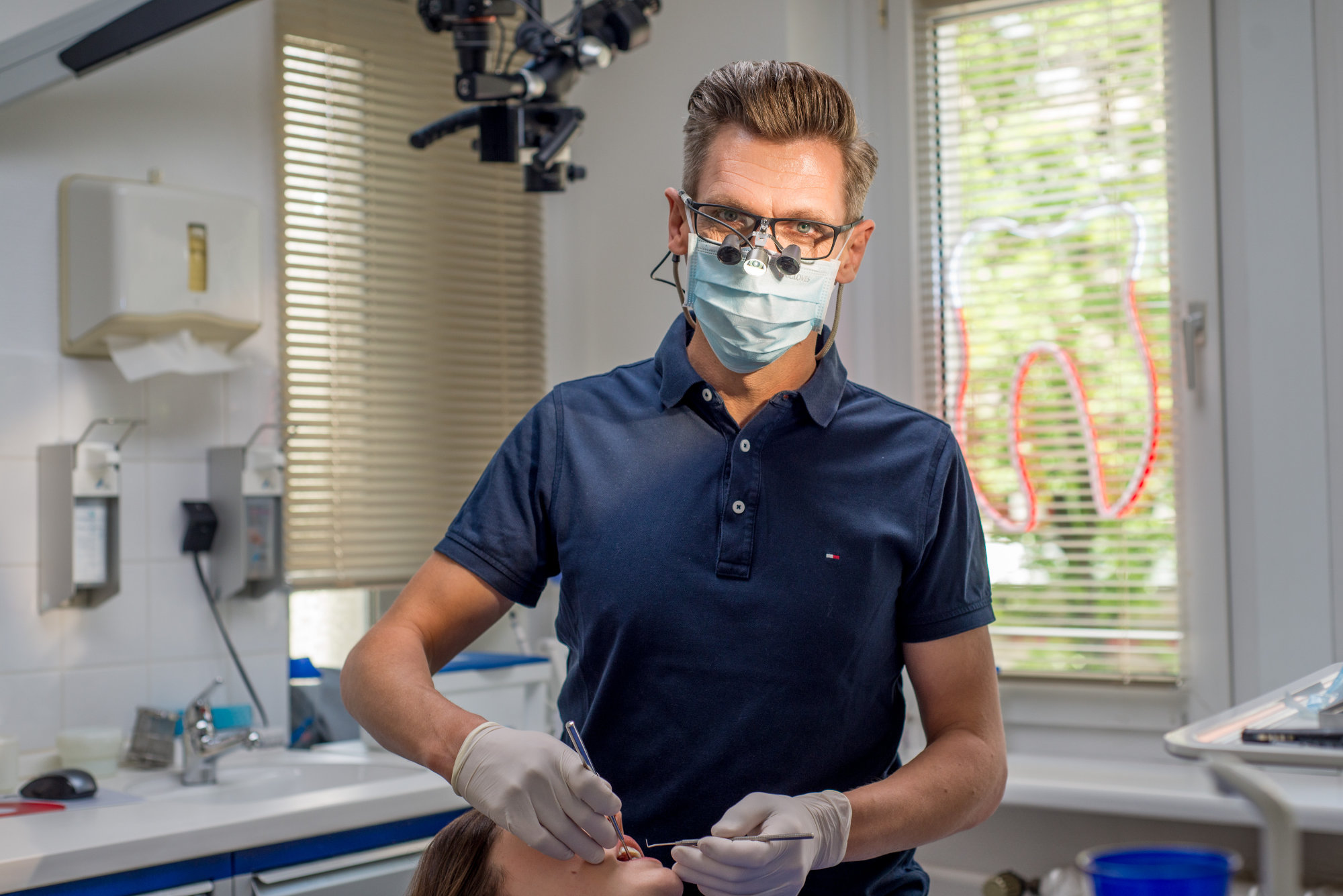Zahnarzt Carsten Lambrecht beim Behandeln einer Patientin